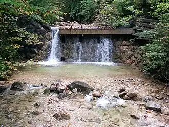 Wasserabzapfung nach rechts für eine Mühle