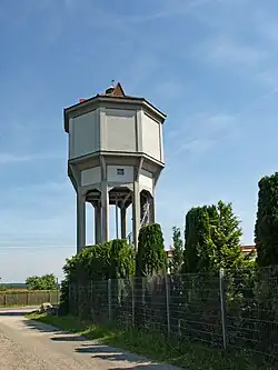 Historischer Wasserturm im Ort Schleifreisen, der von der A4 aus sichtbar ist