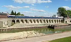 Alte Schleuse mit Schiff und westlichem Sparbecken, unterer Vorhafen der neuen Schleuse im Bau, Mai&nbsp;2011