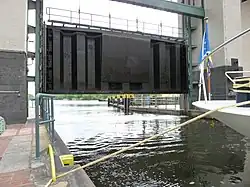 Hubtor der Schleuse Kleinmachnow beim Öffnen (Oberwasser)...