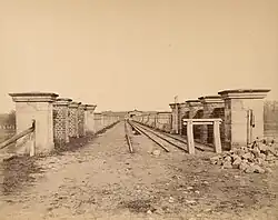 Brücke oberhalb des Wehrs