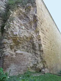 Vor die Ostmauer gesetzte Schalenmauer aus Gussmauerwerk; Abbruchkante der Zerstörung von 1689