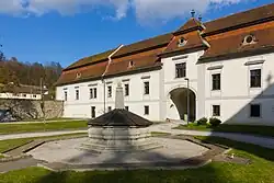 Osttrakt mit vorgelagertem Brunnen