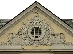 Giebel des Schloss Brüggen mit Wappen der Gertrud Louise von Grapendorf
