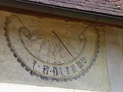 Sonnenuhr im Innenhof