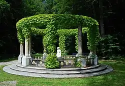 Monopteros im Park von Schloss Höhenried am Starnberger See