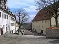 Innenhof nach Osten mit Fruchtkasten (rechts), dort ist das Landesmuseum untergebracht