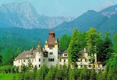 Blick gegen Süden: Schloss Kassegg um 1980 vor der Tieflimauer (im Hintergrund links), in der Mitte die etwas niedrigeren Zacken der Wolfszähne, rechts oben lugt der Kleine Buchstein hervor.