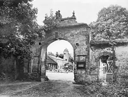 Blick durch das Medusenportal zum Gutshof mit der alten Burg, um 1900