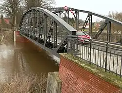 Halbparabel-Trägerbrücke über die Leine