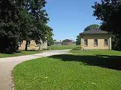 Wachthäuschen, im Hintergrund: Hauptfassade des Schlosses.