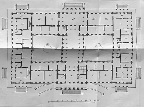Grundriss des Erdgeschosses bis 1944. Raumnummern: 2–10:&nbsp;Räume des Königs, 11–15:&nbsp;Räume der Königin, 17–25:&nbsp;Räume der Prinzessinnen, 26–30:&nbsp;Fremdenzimmer, 31–32:&nbsp;Innenhöfe.