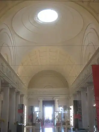 Schloss Rosenstein, Blick in die Säulenhalle mit dem Vierjahreszeitenfries