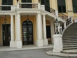 Freitreppe Ehrenhof; Stufen Kaiserstein