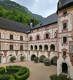 Innenhof, NO-Eck mit Glockenturm der Kapelle