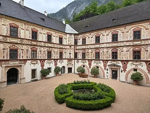 Innenhof, West- u Nordflügel