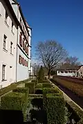 Das Schloss ist in eine Gartenanlage eingebettet