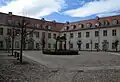 Blick in den Innenhof mit Brunnenhäuschen