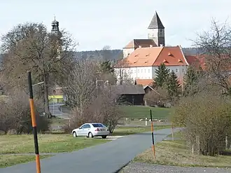 Blick vom Ortsrand auf Schloss und Burg