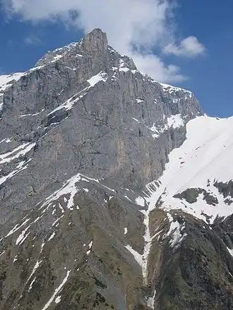 Schlossberg-Westwand, ganz rechts die Schlossberglücke. Der Hauptgipfel Hinter Schloss ist vom Vorgipfel (2953&nbsp;m&nbsp;ü.&nbsp;M.) verdeckt.