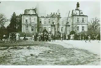Freiwillige Helfer bergen Einrichtung aus dem Schloss