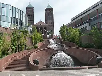 Stierbrunnen, einstiger Standort des Schlosses, im Hintergrund die katholische Kirche St. Pirmin