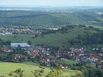 Der Galgenkopf trennt die Dörfer Schmerbach (vorne) und Schwarzhausen (hinten); dahinter der Grübelsberg