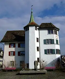 Haus zum Hirzen mit Dorfbrunnen im Zentrum von Schmerikon