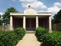 Hommage an den ehemaligen Sonnentempel am Ende des nördlichen Parks (vermutlich durch Wilhelm Otto Thost)