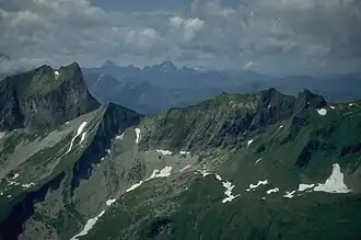 Rotkopf von Osten zwischen Schneck (links, mit seiner Ostwand) und dem Laufbacherecksattel (ganz rechts am Bildrand)