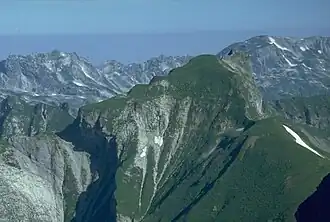 Himmeleck (die grasige Kuppe mit dem Schneefleck) vom Großen Wilden (von Süden)