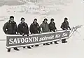 Die Schneemacher der ersten Stunde mit dem Slogan «Savognin schneit für Sie» vor einer Schneekanone des Typs Jumbo.