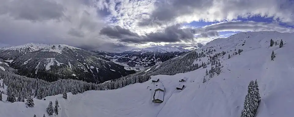 Blick auf die östlichen Tuxer Alpen und das Zillertal vom Standkopf im Winter.