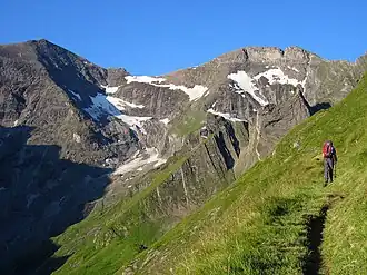 Schneespitze (links), Hirzbachtörl (Mitte) und Bauernbrachkopf (rechts), gesehen von Nordosten