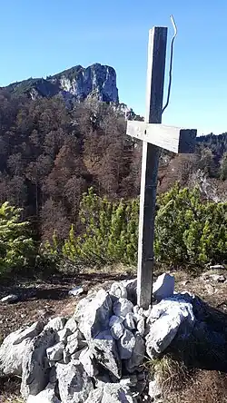 Gipfelkreuz der Schlösselschneid, im Hintergrund die Hörndlwand.
