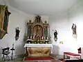 Größere Innenansicht mit dem Altar und dem Gnadenbild im grönenden Altarauszug