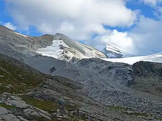 Schöllihorn (Bildmitte) von Nordwesten, rechts das Brunegghorn.