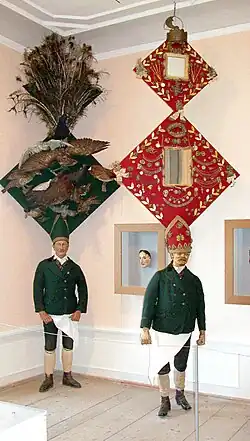li: Vogelpercht und Schönpercht (Volkskundemuseum Salzburg) re: Schiechperchtenlarve (St. Johann / Pongau)