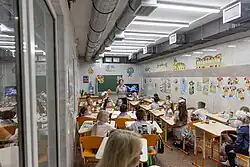 In der Metro eingerichtetes Klassenzimmer in Charkiw, 2023