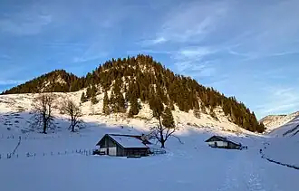 Schortenkopf (links) und Vorberg (Mitte) vor Unterarzmoos