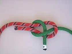 Der Trossenstek ist verwandt mit dem Schotstek, der etwa zur Verbindung von ungleich dicken Tauen verwendet wird.