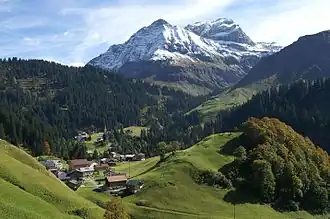 Schröcken vor Juppenspitze (2412&nbsp;m) und Mohnenfluh (2542&nbsp;m)