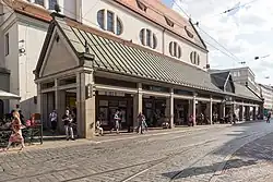 Die moderne Augsburger Schranne am nördlichen Seitenschiff von St. Moritz