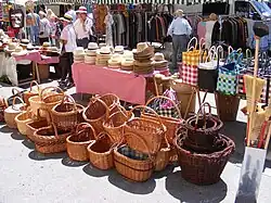 Neben Lebensmitteln gibt es auch Korbwaren zu erwerben.