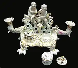 Luxuriöses Schreibzeug aus Ludwigsburger Porzellan, um 1765