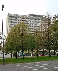 2015: mit Schriftzug DER KAPITALISMUS SIECHT