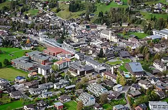 Dorfzentrum mit Bahnhof und rechts Pfarrkirche St. Jodok