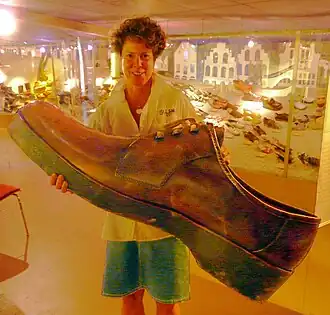 Schuhmuseum: Schuhgröße 180