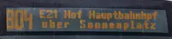 Das Foto zeigt die Frontanzeige eines Busses: „804 – E21 Hof Hauptbahnhpf über Sonnenplatz“