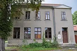 Ehemaliges Schulgebäude vor der Kirche